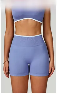 Dettaglio degli shorts da yoga senza cuciture lavanda con bordini bianchi a contrasto