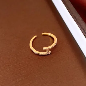 Minimalistischer 18k vergoldeter offener Ring mit glitzerndem T-Kreuz-Design