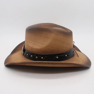 Détail d'un chapeau de cowboy marron dégradé avec bande en cuir noir et rivets dorés
