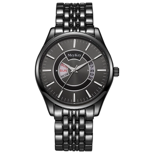 Vue détaillée de l'affichage du double calendrier sur une montre d'affaires en acier
