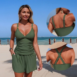 Maillot de bain tankini deux pièces vert foncé avec haut froncé et short assorti