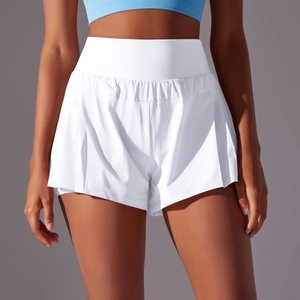 Détail d'une jupe-short de sport blanche à taille haute avec ourlet plissé et tissu respirant