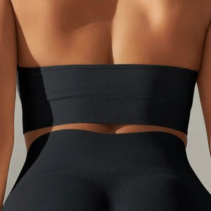 Vue arrière détaillée du tissu en maille côtelée noire sans couture pour vêtements de sport