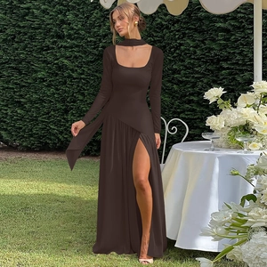 Détail de la robe élégante marron foncé à col en U avec fente haute et tour de cou