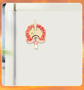 Détail d'un aimant de frigo tour de Guangzhou doré avec des fleurs roses et une perle