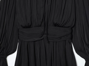 Vue détaillée de la taille cintrée et des plis verticaux de cette robe noire chic