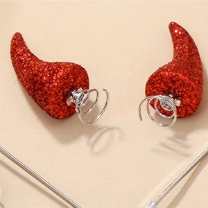 Détail de cornes de diable rouges scintillantes avec ressorts métalliques pour Halloween
