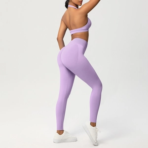 Dettaglio del set da yoga viola lavanda con top allacciato al collo e leggings a vita alta