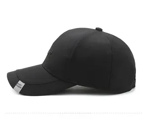 Detailansicht der schwarzen Baseballkappe mit Seitenbestickung und Sport-Mode-Etikett