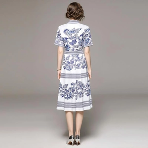 Robe trapèze blanche élégante avec imprimé floral bleu vue de dos pour femme