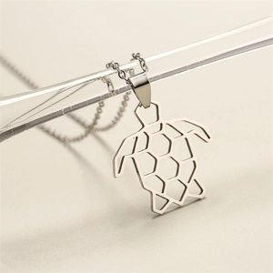Vue rapprochée du pendentif tortue en origami argenté et acier inoxydable géométrique