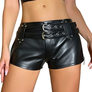 Dettaglio degli shorts in finta pelle nera con doppie cinture e fibbie in metallo