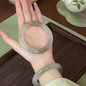Transparente geometrische Glasarmbänder in Hellgrau mit minimalistischem Design