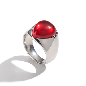Vue détaillée d'une bague argentée polie avec une grande pierre rouge en forme de goutte