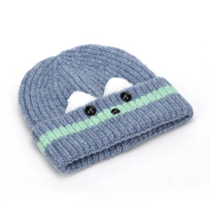 Bonnet en tricot bleu avec rayures vertes et mignonnes oreilles blanches pelucheuses