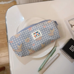 Detailansicht eines blau karierten Federmäppchens aus Baumwolle mit Bärenmotiven