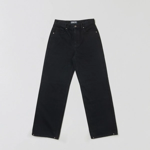 Pantalon en jean noir délavé à coupe droite classique présenté en vue à plat