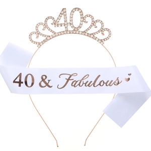 Détail du diadème 40 ans or rose et de l'écharpe en satin blanc 40 & Fabulous