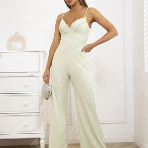 Combinaison blanche élégante à jambes larges avec strass et dos nu pour l'été