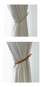 Détail d'embrasses de rideaux bohèmes en coton tressé de couleurs beige et marron foncé