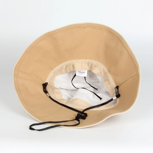 Vue détaillée de l'intérieur du chapeau de soleil beige avec cordon et doublure