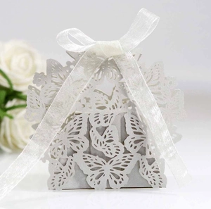 Detail of white butterfly laser-cut candy box with an organza ribbon and pearl finish