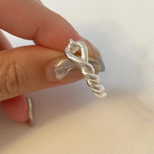 Detailed view of an S925 sterling silver ring with a vintage twisted rope design