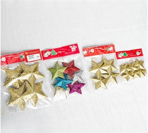 Nahaufnahme bunter Glitzerstern-Ornamente für den Weihnachtsbaum in lebhaften Farben