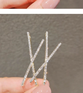 Detailansicht eleganter goldener Haarklammern mit schimmernden kleinen Strasssteinen