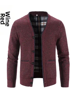 Detail der weinroten Strickjacke mit Karofutter und klassischem Knopfverschluss für Herren