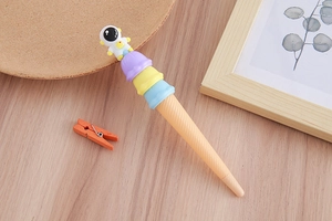Detail van creatieve astronaut ijsje gelpen met pastelkleuren en een schattig design