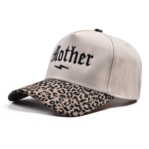 Berretto da baseball in tela beige con visiera leopardata e ricamo Mother chic