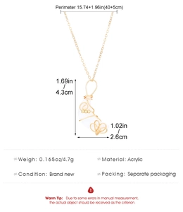 Details van de maanketting met 4,3x2,6cm acryl hanger en 40+5cm gouden schakelketting