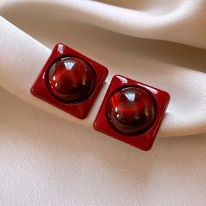 Minimalistische tiefrote geometrische Acryl-Ohrstecker mit glänzender Vintage-Oberfläche