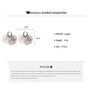 Détail des boucles d'oreilles feuilles évidées en cuivre or rose, dimensions 4x2cm