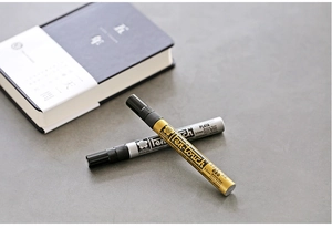 Detail of Sakura Pen-touch metallic markers with 2.0mm medium gold and silver nibs