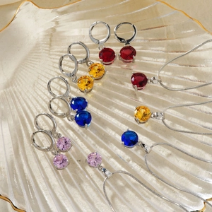 Parure bijoux de luxe avec pendentifs ronds en cristal coloré en quatre nuances vives