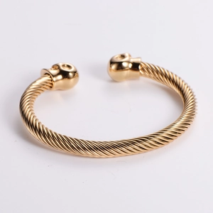 Bracciale rigido uomo in acciaio inossidabile placcato oro 18k con teschi terminali