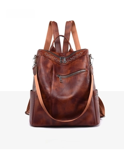 Vista frontale dettagliata dello zaino in pelle PU marrone con borchie e trama vintage