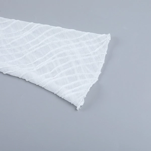Detail des weißen Stehkragen-Spitzenoberteils mit semitransparenter Wellenstruktur