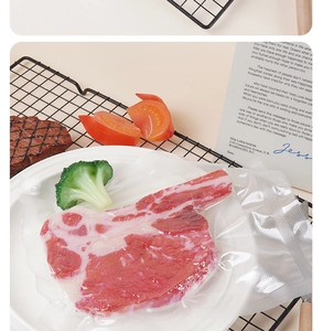 Vista dettagliata di un modello realistico di bistecca tomahawk sottovuoto su un piatto