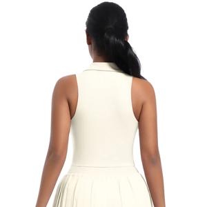 Vue arrière du débardeur polo blanc et jupe plissée pour tennis et golf