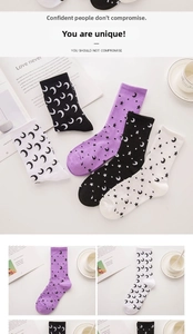 Detail von Baumwollsocken mit Stern- und Mondprint in Schwarz, Weiß und Lila