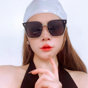 Vue de face du mannequin portant des lunettes de soleil carrées avec bordures contrastées