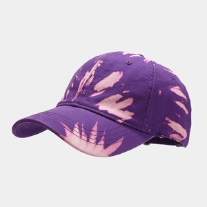 Vue détaillée du motif tie-dye rose et violet sur la casquette de baseball en coton à visière