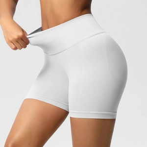 Gros plan du short de sport blanc sans couture avec taille haute et effet galbant fessier