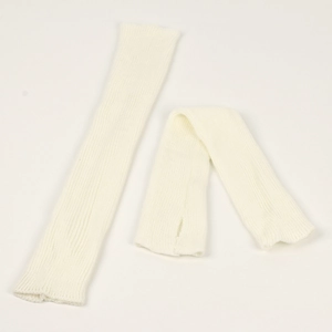 Detailansicht weißer Rippstrick-Armstulpen mit weicher Textur und fingerlosem Design