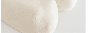 Vue macro de la couture lisse et de la texture en maille serrée sur chaussettes blanches