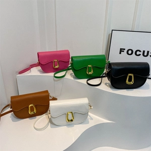 Women Saddle Shoulder Bag PU Leather Retro Fashion Crossbody Purse With Golden Metal Buckle Adjustable Strap Street Style