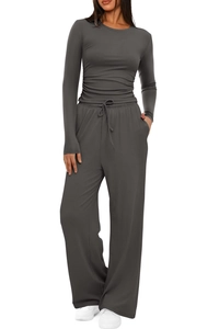 Dettaglio top a maniche lunghe grigio scuro e pantaloni a gamba larga con coulisse in vita
